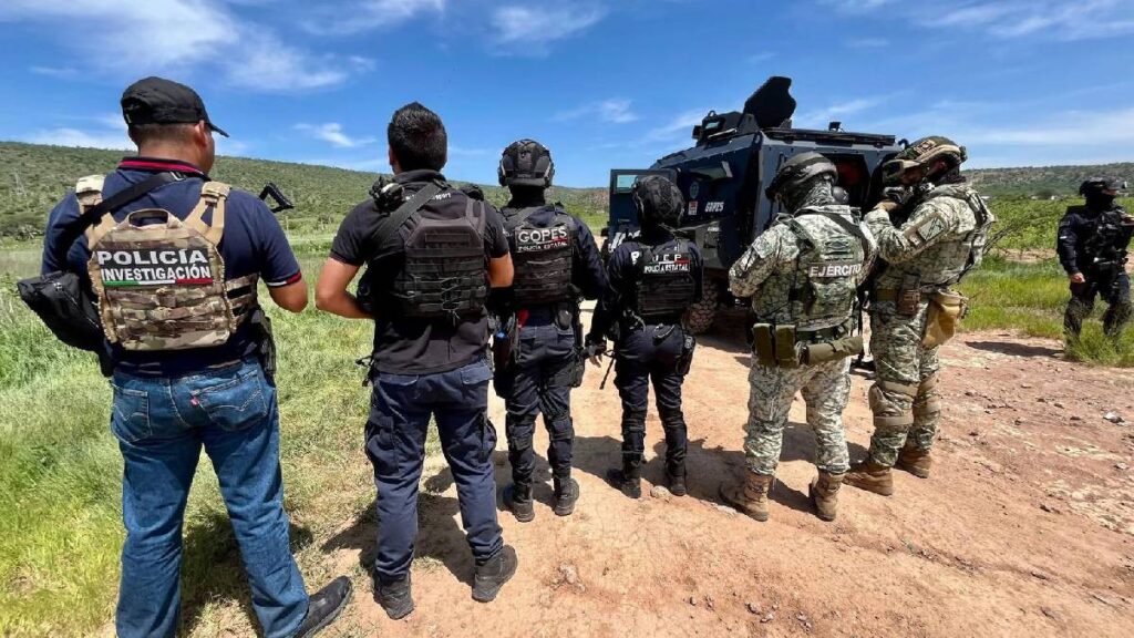 EE. UU. presume entrenamiento a policías que arrestaron a 27 presuntos miembros del CJNG en Aguascalientes; aseguraron armas y un campamento.