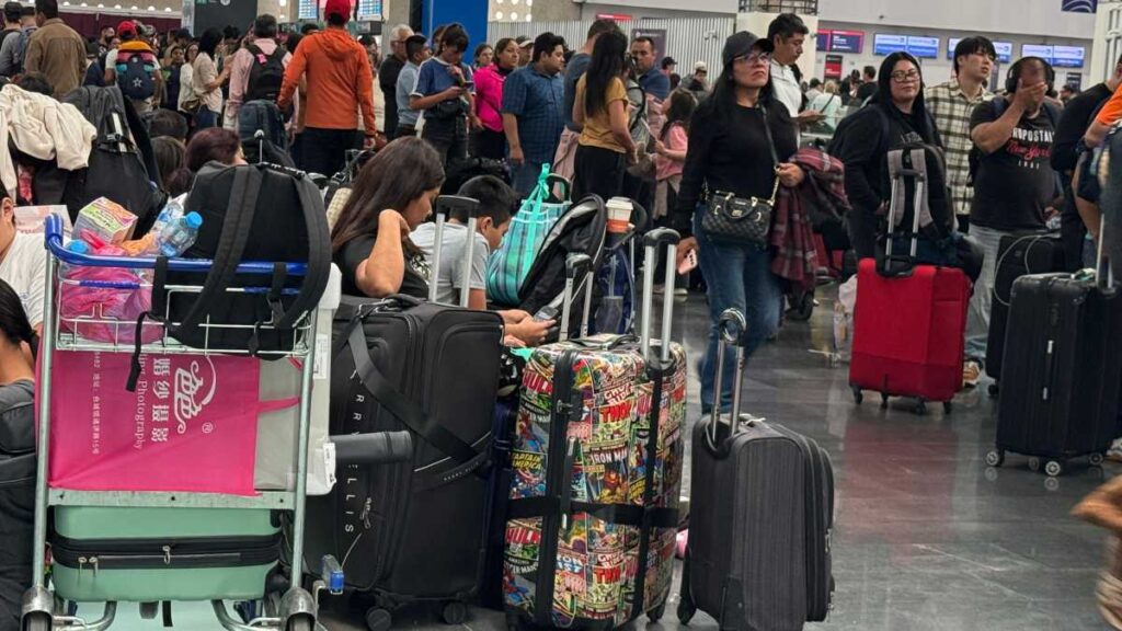 Cerca de 15 mil afectados por cancelación de vuelos en AICM