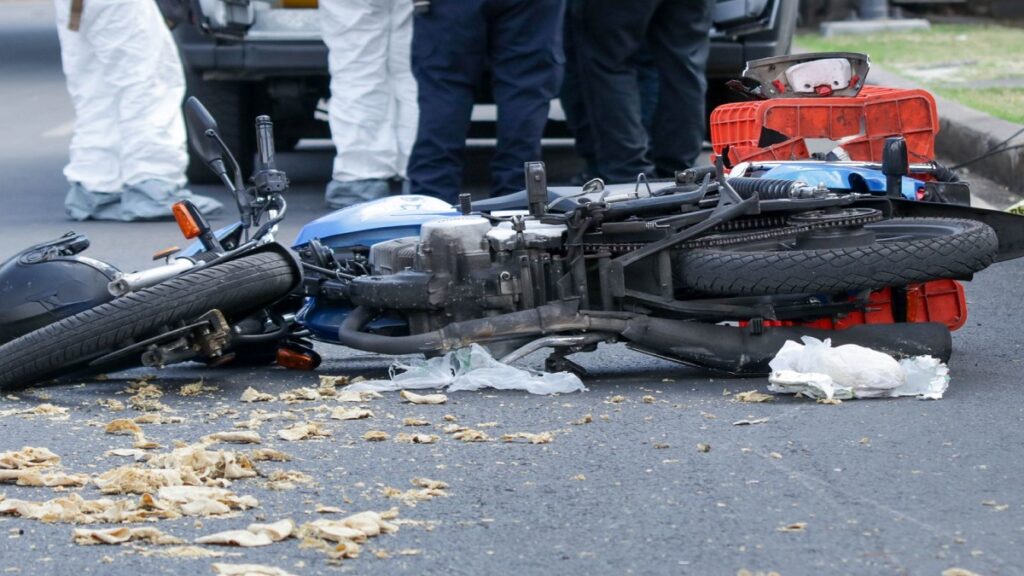 fuerte-video-automovilista-invade-carril-e-impacta-de-frente-a-motociclista-en-xico-veracruz