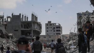 Bombardeo en Gaza deja varios niños atrapados entre los escombros