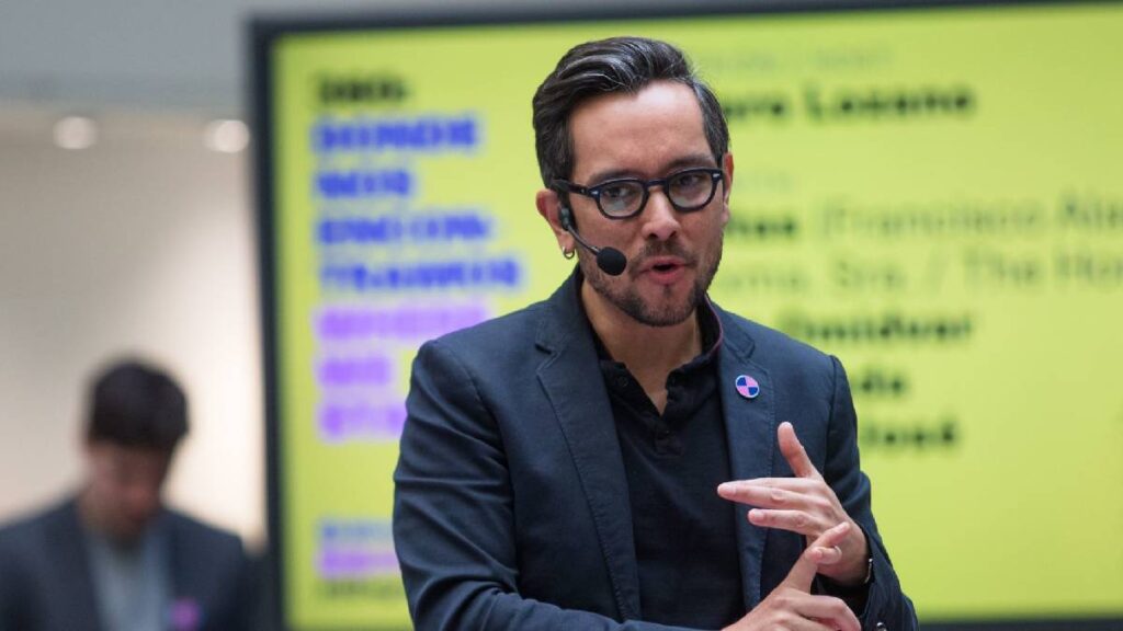 Genaro Lozano será embajador en Italia y ganará 152 mil pesos al mes, sueldo menor al de Claudia Sheinbaum.