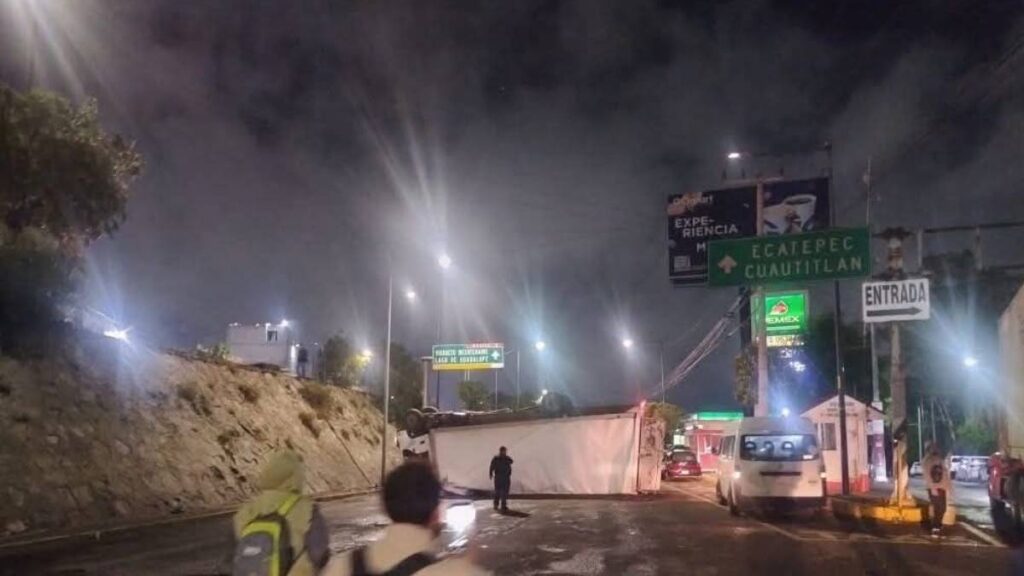 Tránsito afectado por camión en Gustavo Baz.