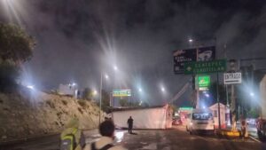 Caos vial en Tlalnepantla por volcadura de camión en avenida Gustavo Baz