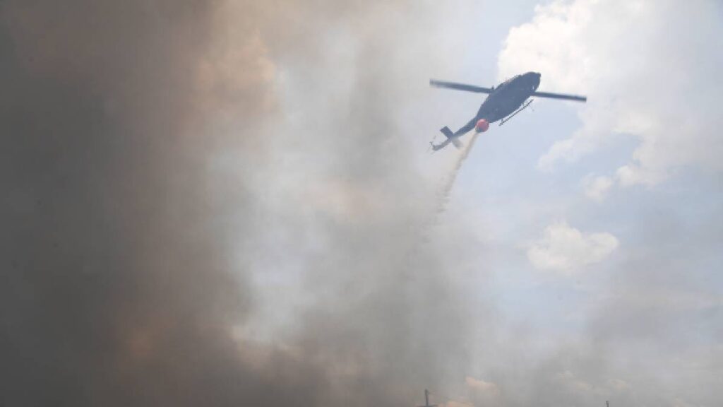 Dos personas murieron tras estrellarse un helicóptero contra una barcaza en el río Misisipi. Cayó tras chocar con cables eléctricos.