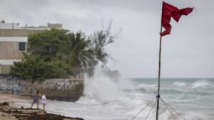 El huracán Erin amenaza con volver a intensificarse al acercarse a Bahamas