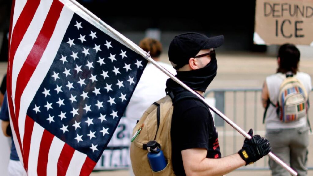 “Migrantes enfrentan redadas en tribunales de Nueva York: denuncian separación de familias y trato inhumano”.