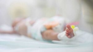 Bebé abandonada en baños del Metro muere; el de Tacubaya está estable