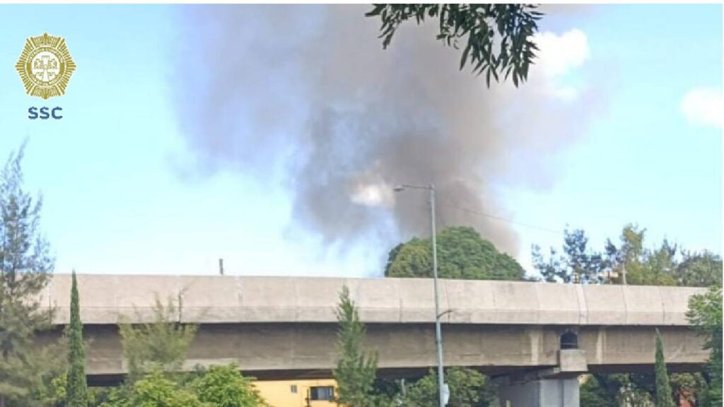Incendio en fábrica de colchones cierra Av. del Recreo en Iztacalco; bomberos y emergencia laboran en el lugar.