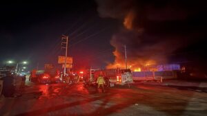 Fuerte incendio consume recicladora en Reynosa, Tamaulipas