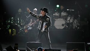 Jorge Hernández, vocalista de Los Tigres del Norte, sufre caída en pleno escenario de la Fenapo 2025: video