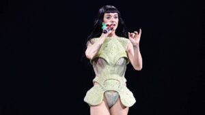 Katy Perry auxilia a una fan que se desmayó durante su show: “Tú puedes, respira”