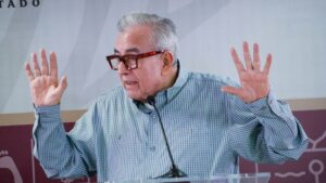 “La gente pobre se inunda, se recupera con poquito”: dice Rocha Moya y le llueven críticas