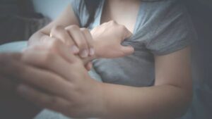 Le llaman “Lord Elevador”: hombre ahorca y patea a mujer en CDMX