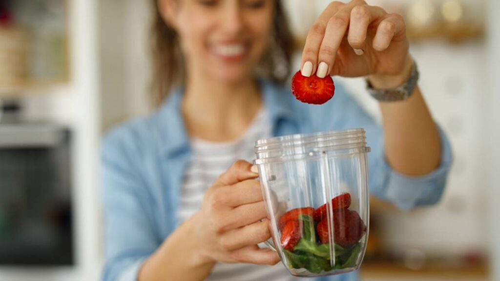 Bebe el licuado de fresas con espinacas de forma balanceada