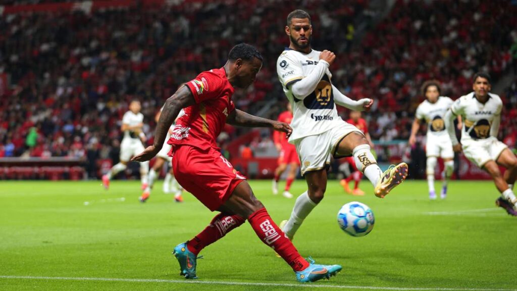 Jugadores de Toluca y Pumas durante el primer tiempo | Imago7