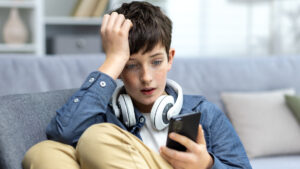 Alerta por la peligrosa estafa de la “llamada cruzada”: engañan a tus hijos para simular secuestros