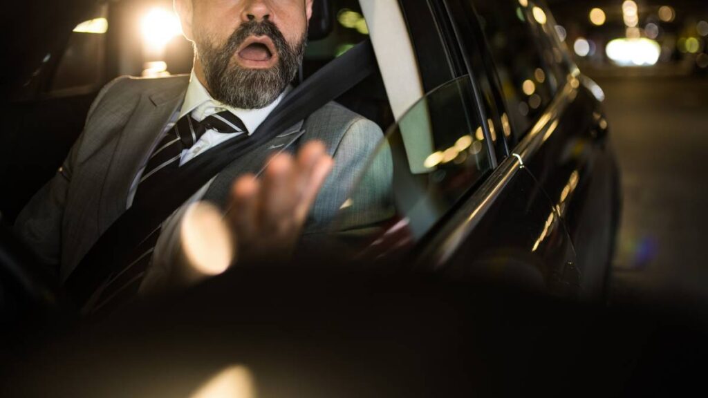 Lord café termina empapado tras discusión vial.