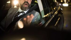 Lord “qué te importa”: funcionario borracho enfrenta a policías en Jalisco