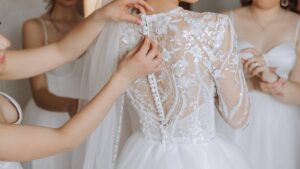 Lupita Villalobos marca tendencia con su vestido de novia adornado con perlas y cristales