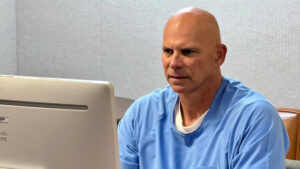 Niegan libertad condicional a Lyle Menéndez tras 35 años en prisión