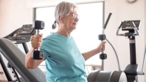 ¿Cómo mantener la masa y fuerza muscular en los adultos mayores?