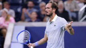 Polémica en el US Open: fotógrafo pisa cancha y se desata la furia de Medvedev