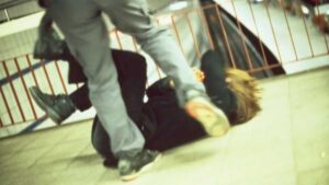 ¡A puño limpio! Sujeto golpea a una guardia de seguridad en el Metro de Monterrey