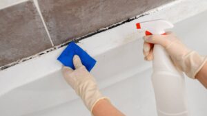 Más efectivo que el vinagre: la mezcla casera con bicarbonato que limpia los azulejos del baño y la cocina