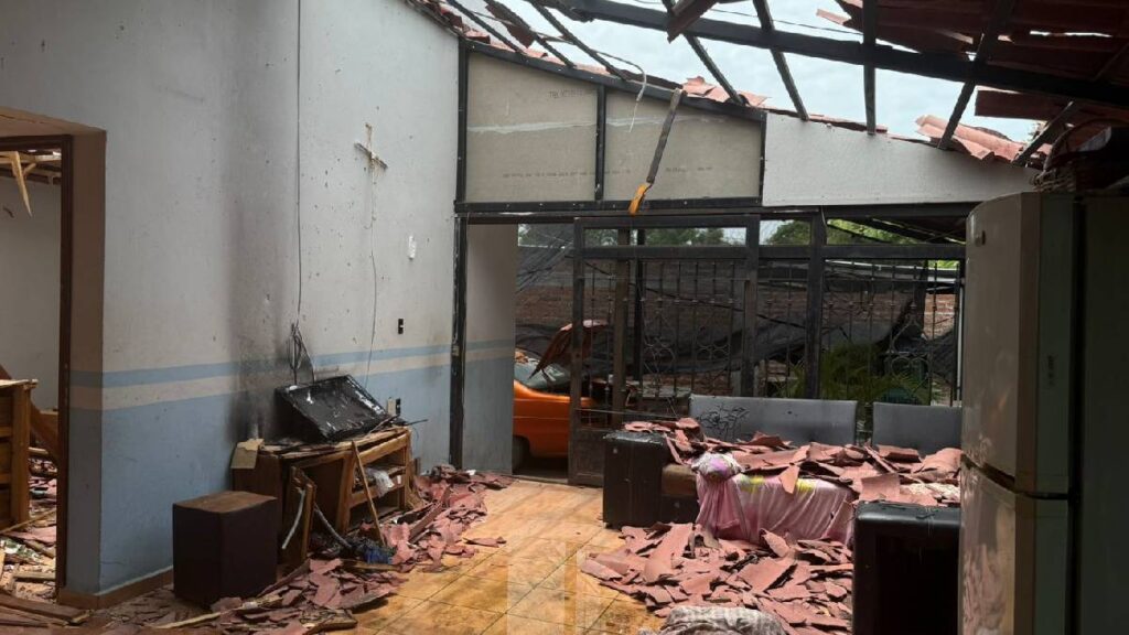 Pobladores de Apatzingán huyen de las balas