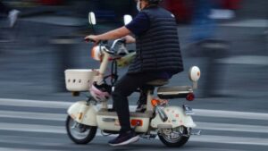 Que no te multen: licencia y registro, nuevos requerimientos para usar motocicletas y scooters eléctricos