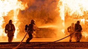 Movilización en la GAM por fuerte incendio en una fábrica