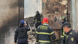 Movilización en la GAM por fuerte incendio en una fábrica; evacúan a 50 personas