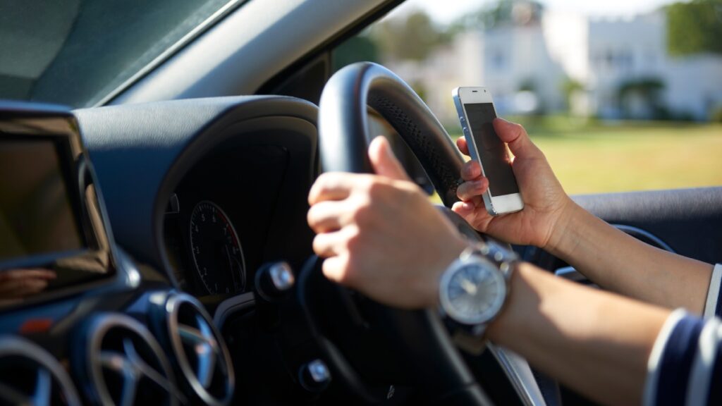 Mujer choca auto rentado por distraerse con el celular; video la delata