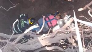 Mujer cae a megasocavón en Gustavo A. Madero CDMX y es hospitalizada