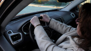 “Lady Jeep”: por librarse de una multa, atropella a un repartidor. VIDEO