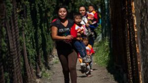 Mujeres cargan con el 65% del trabajo no pagado en México, reporta Inegi