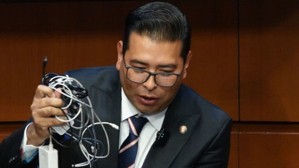 Senador Néstor Camarillo renuncia al PRI