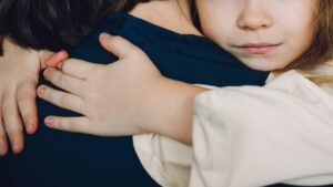 Detienen a mujer en Nueva Zelanda por viajar con una niña de dos años en una maleta