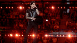 Christian Nodal es recibido con gritos de “Cazzu” en el Supernova Strikers en la CDMX