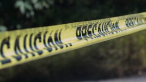 Captan a presunta mujer sicaria disparar a mecánico a sangre fría en Nuevo León
