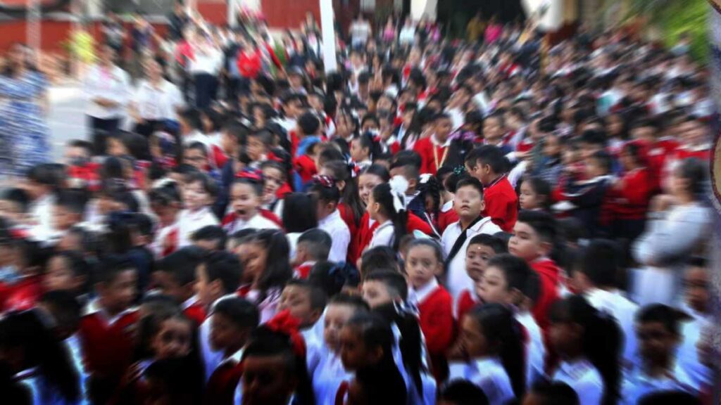 Durante la conferencia matutina de este lunes, el secretario de Educación Pública, Mario Delgado, presentó los avances de la estrategia Vive Saludable Vive Feliz, implementada en escuelas públicas del país. Desde su inicio, se han realizado 738 brigadas con la participación de 7 mil 744 brigadistas, quienes aplican valoraciones de peso, altura y exámenes de salud a estudiantes.