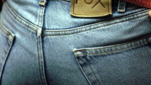 “Échame la mano”: así es la estafa con venta de jeans a precios regalados en la Puebla-Orizaba