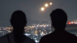 ¿Ovnis? Captan extraña formación de luces en el cielo de Ixtapaluca