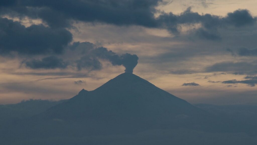 ovnis-nahuales-o-meteoritos-captan-diversos-objetos-en-el-volcan-popocatepetl