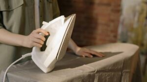 ¿Quieres pagar menos de luz? Estos son los mejores horarios para lavar y planchar en casa