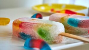 Cómo hacer paletas de gelatina con fruta y jugo natural paso a paso