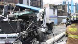 Pareja se salva de ser embestida por tráiler en la GAM: video