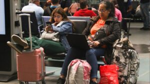 Vuelos en AICM se normalizan tras trombas, pero siguen retrasos