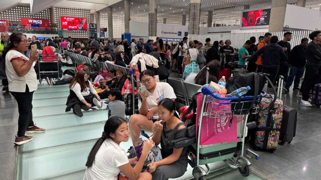 Pasajeros afectados por cancelaciones en AICM