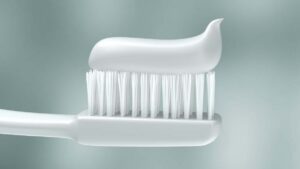 Fluoruro de estaño: el ingrediente en la pasta dental por la que Cofepris alertó daños